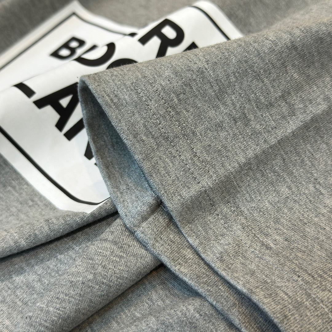 Schwarzes, weißes, khakifarbenes und graues T-Shirt