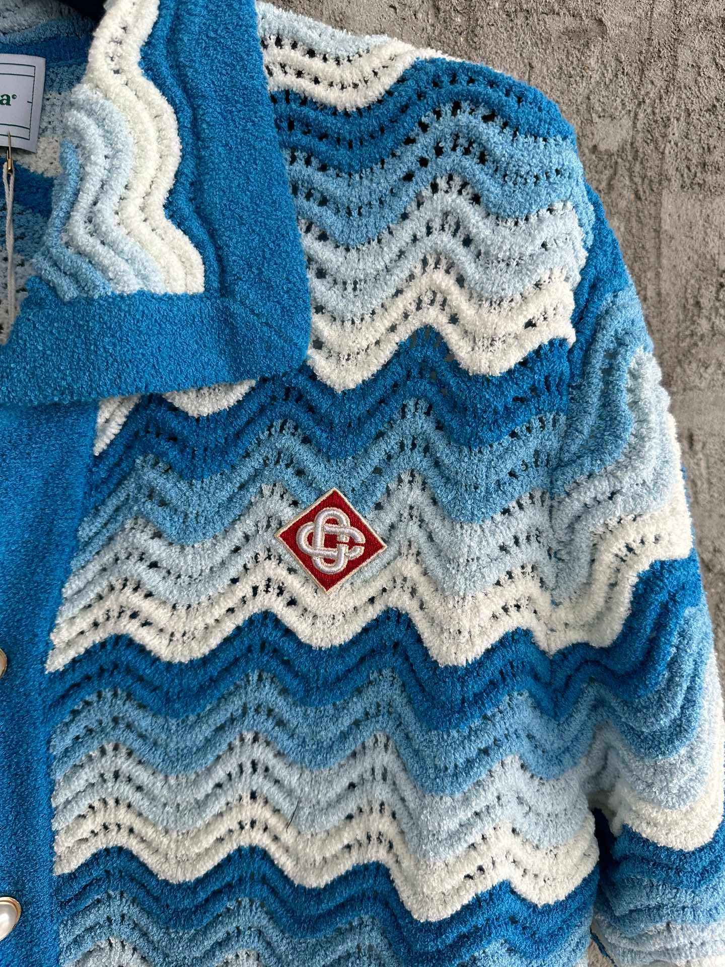 Gelbes und blaues Hemd