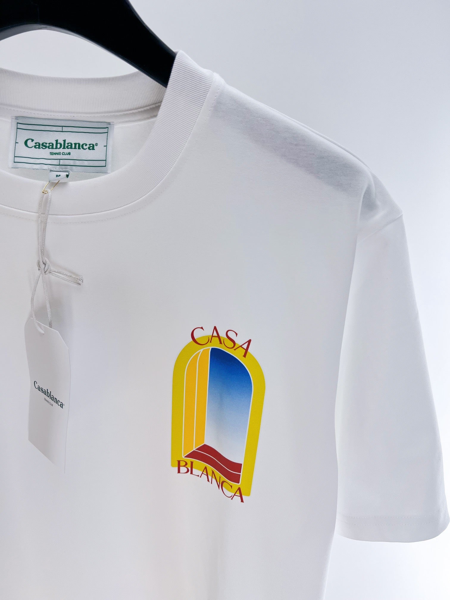 Gelbes und weißes T-Shirt