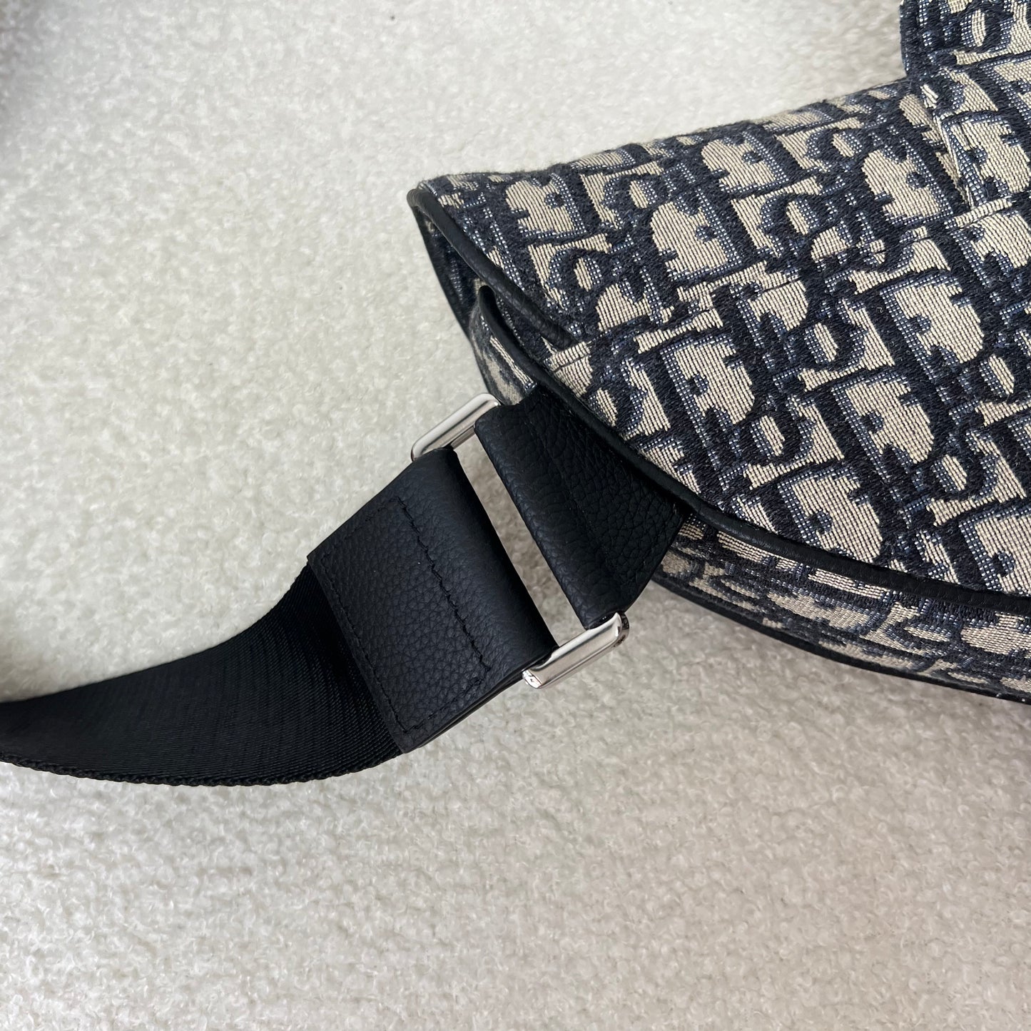 Blaue und schwarzgraue Tasche