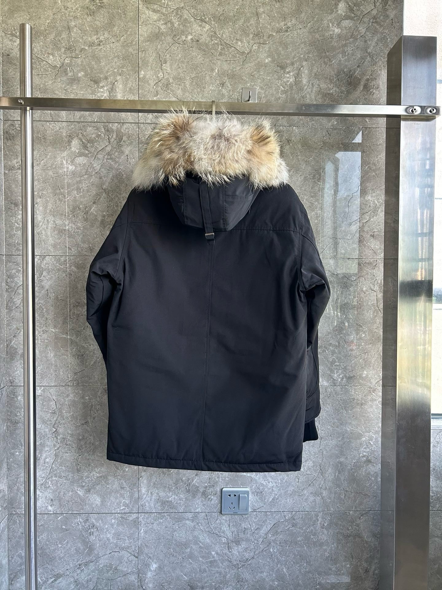 Schwarze und graue Jacke