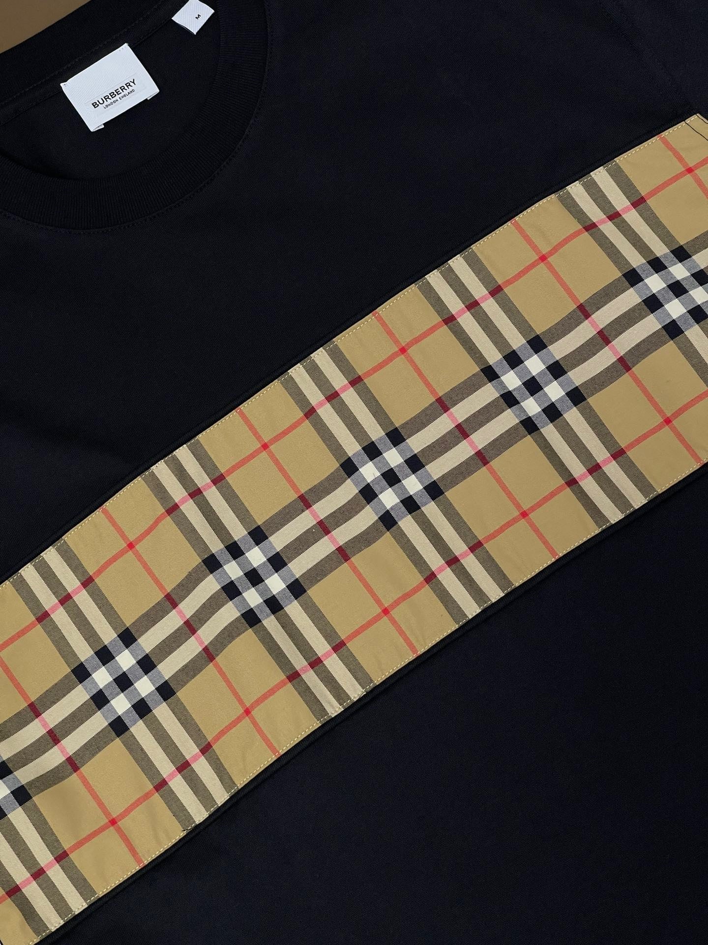 Schwarzes, weißes und khakifarbenes T-Shirt