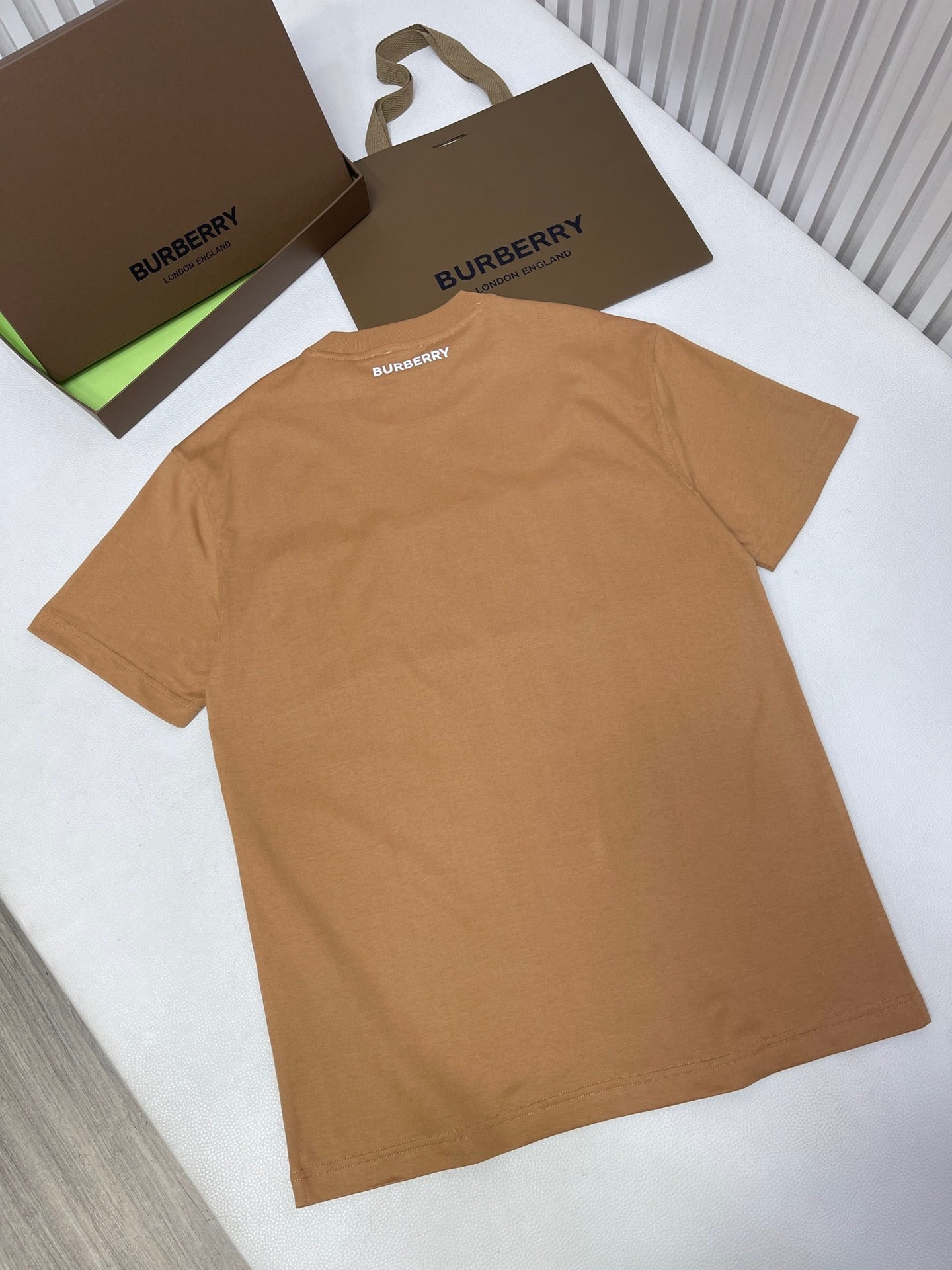 Schwarzes, weißes und khakifarbenes T-Shirt