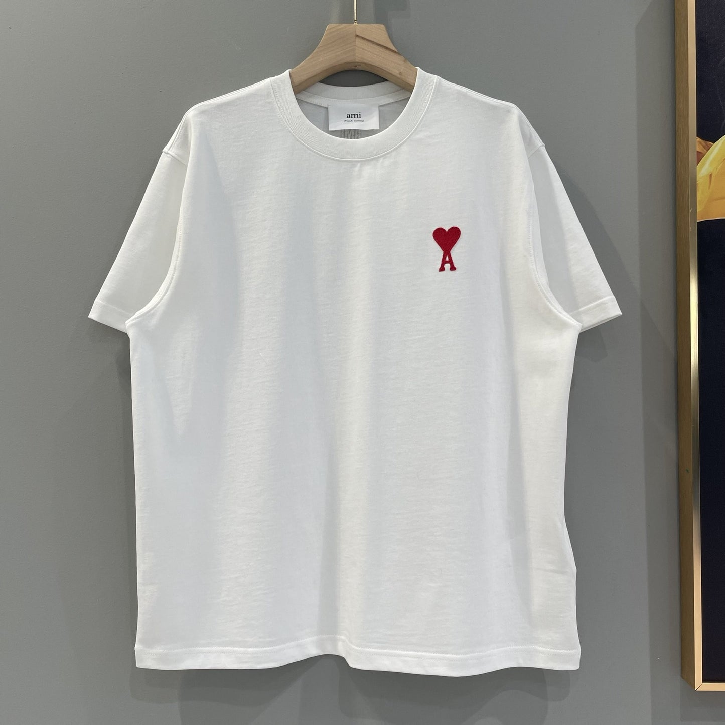 Weißes, schwarzes und graues T-Shirt