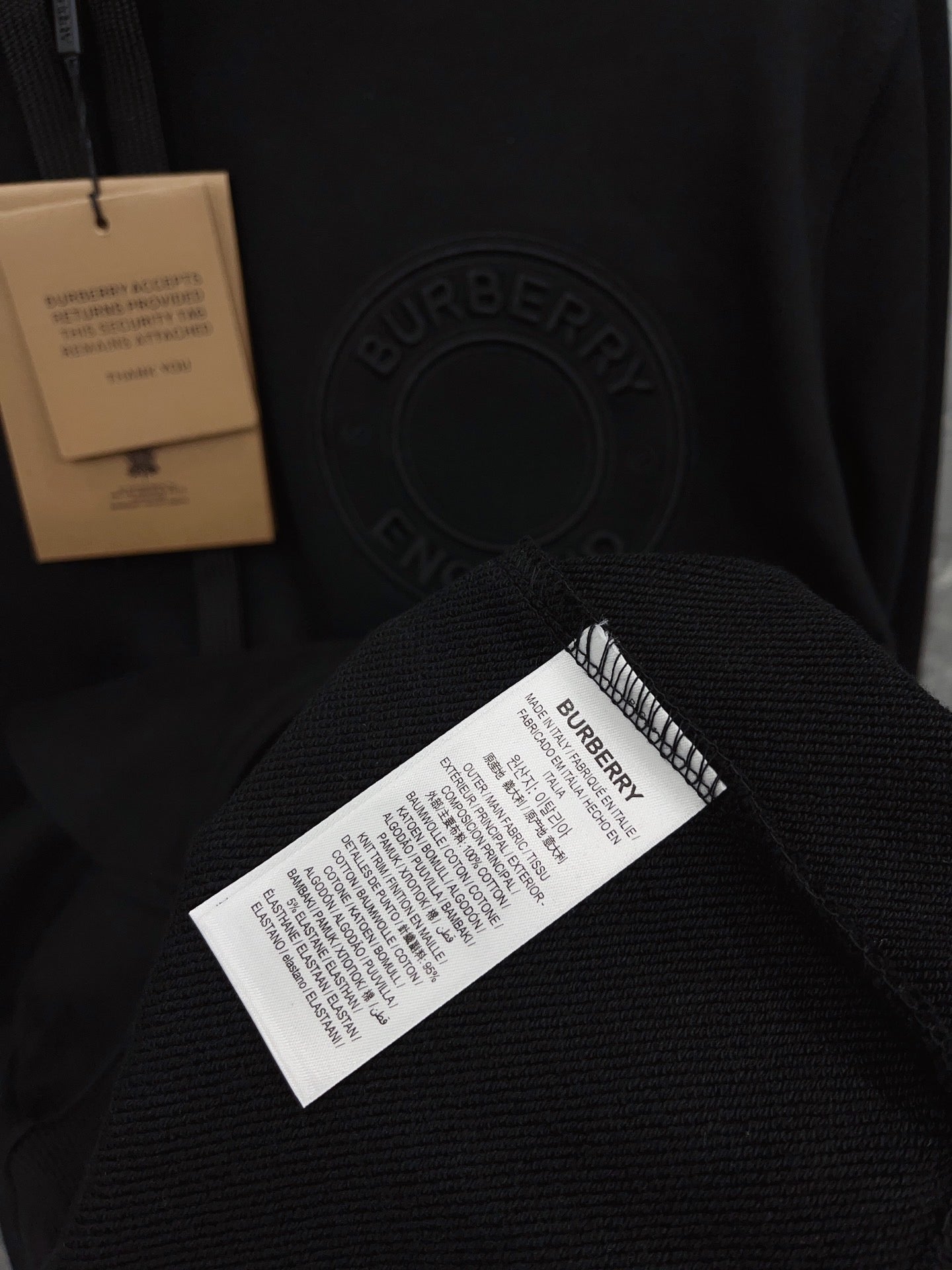 Schwarz-grauer Kapuzenpullover