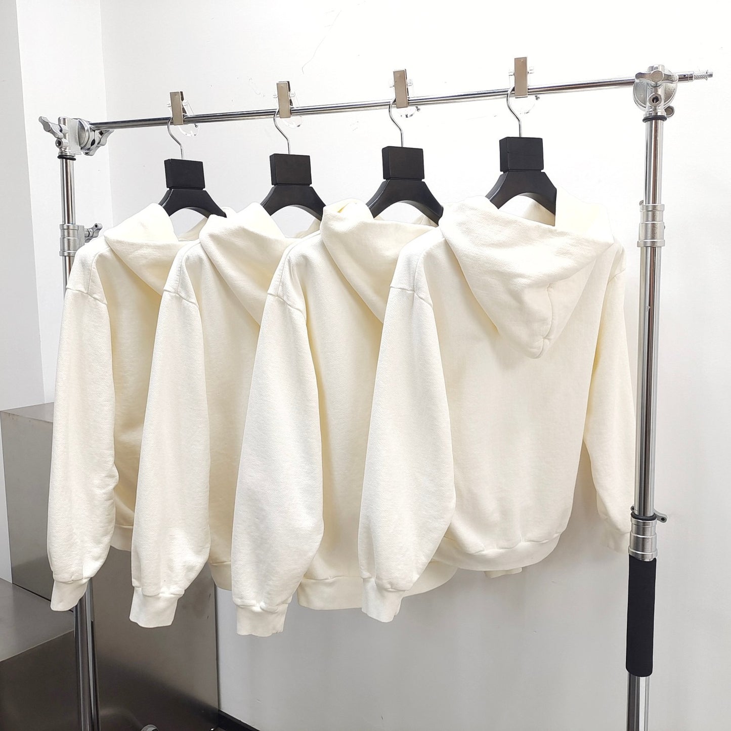 Sudadera con capucha blanca