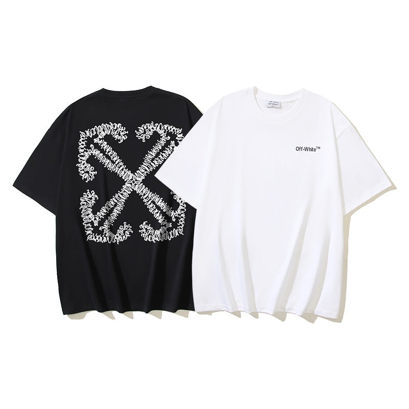 Weißes und schwarzes T-Shirt