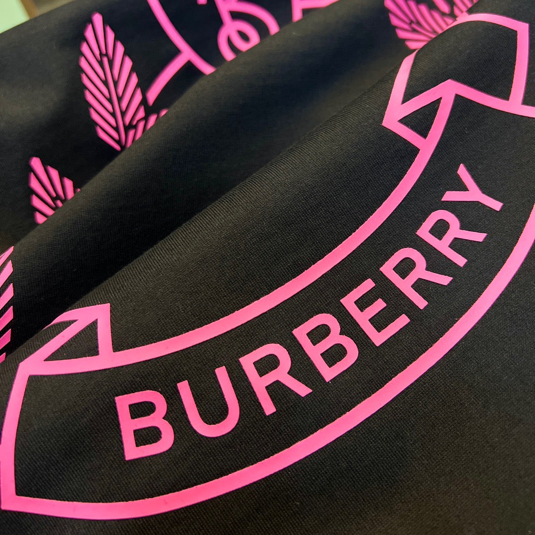 Schwarz-weißes T-Shirt