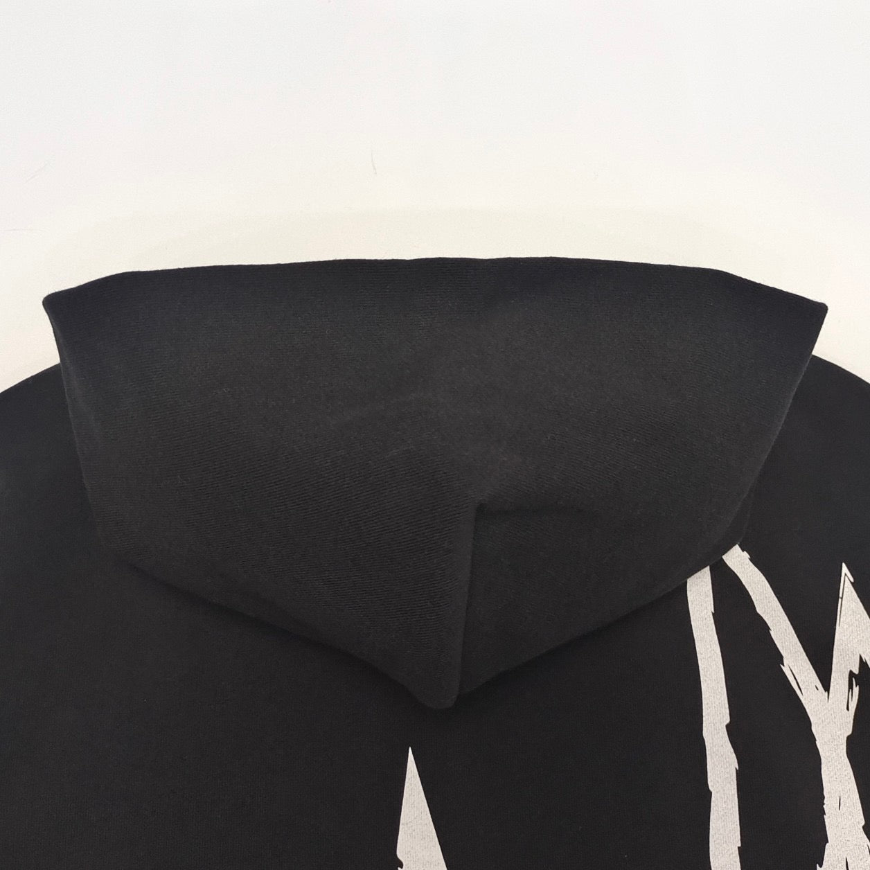 جارزة سوداء بقبعة شتوية