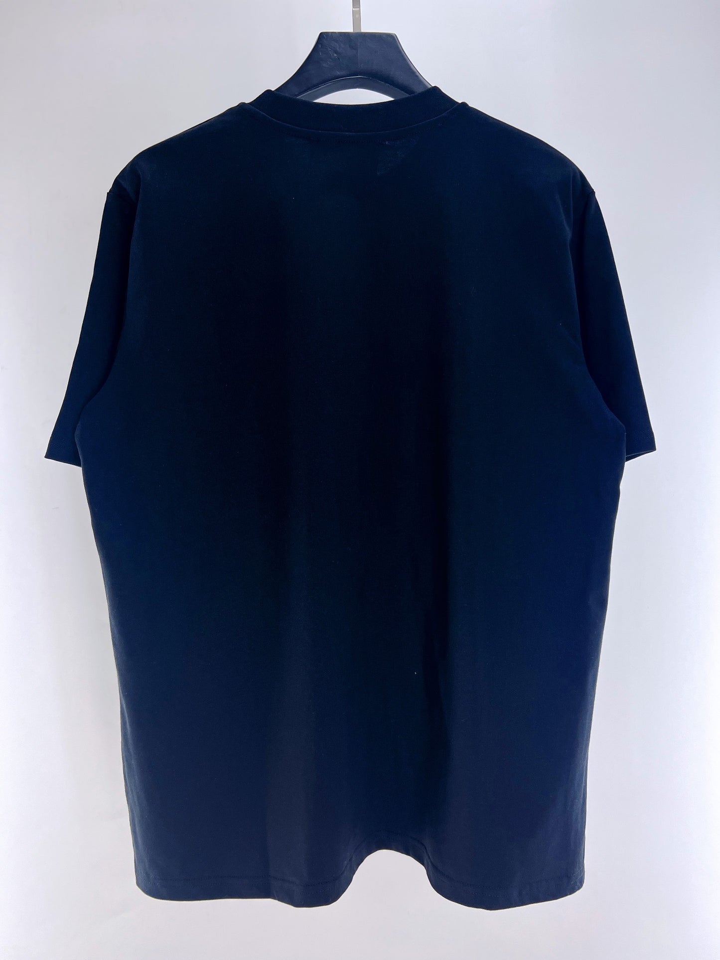 Camiseta azul y blanca