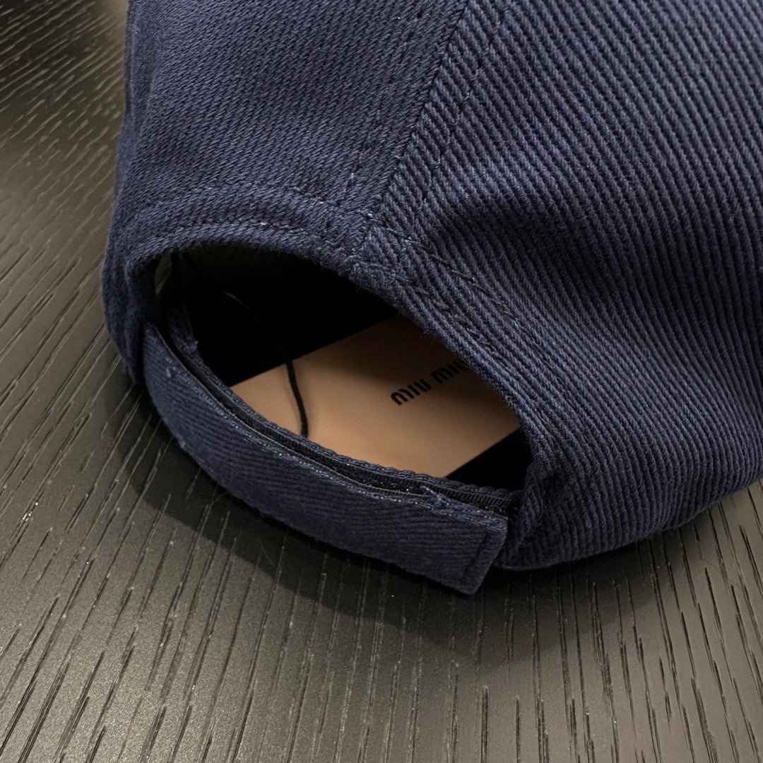 Schwarze und blaue Kappe