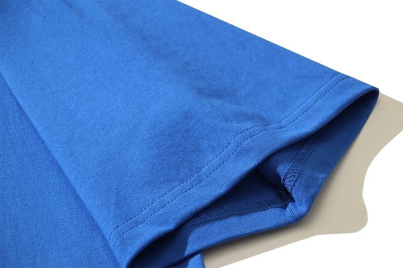 Blaues und schwarzes T-Shirt