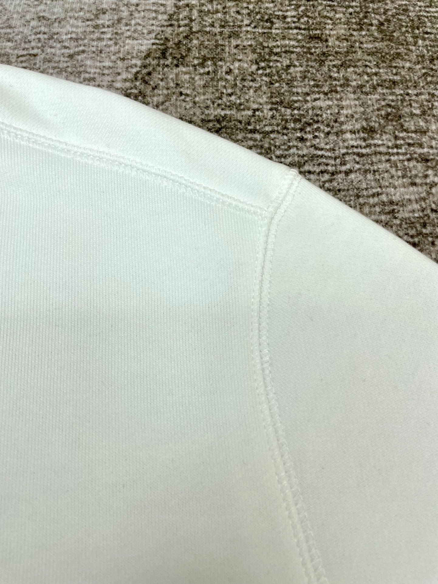 سويت شيرت أبيض وأسود