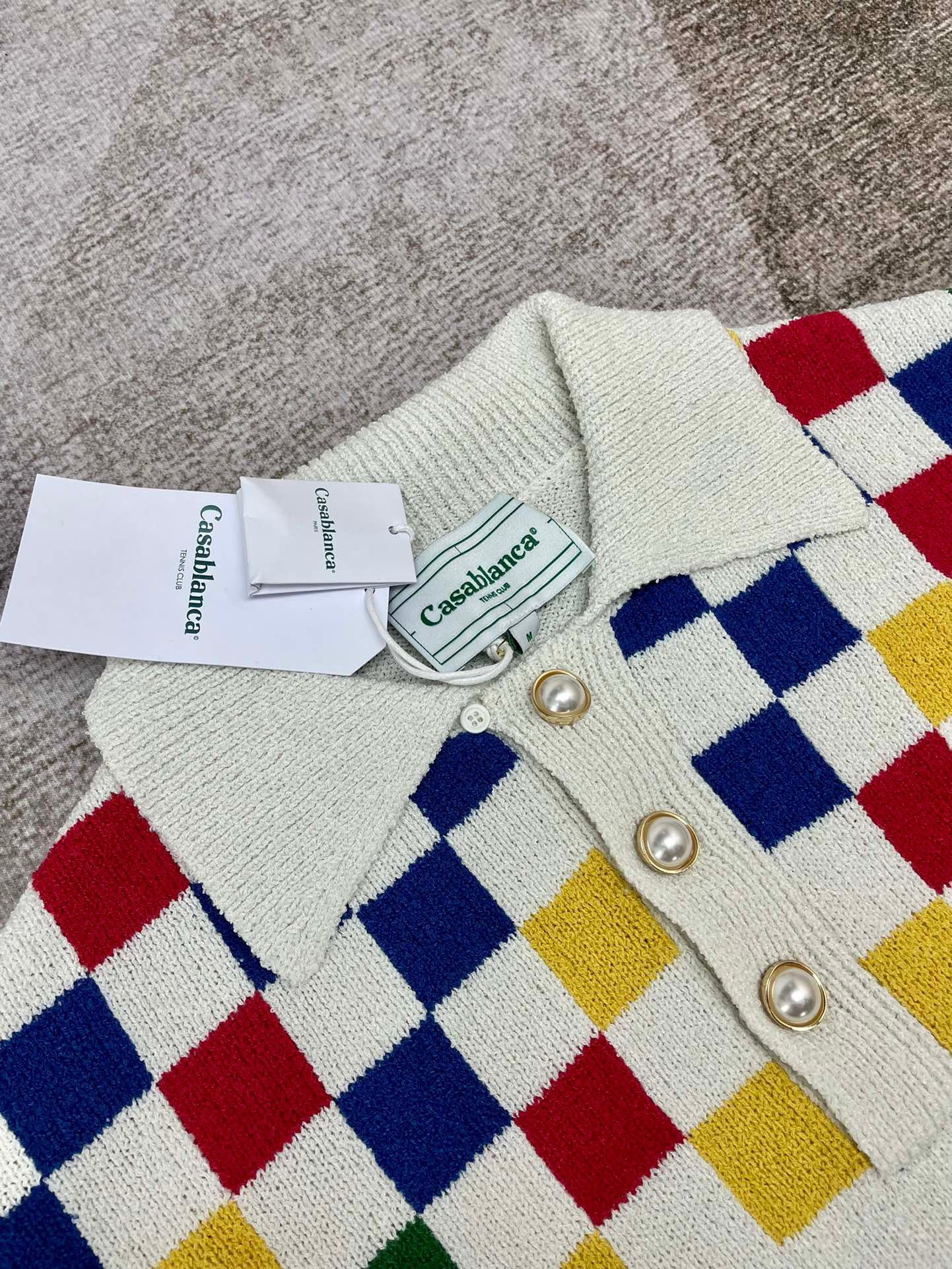 قميص متعدد الألوان