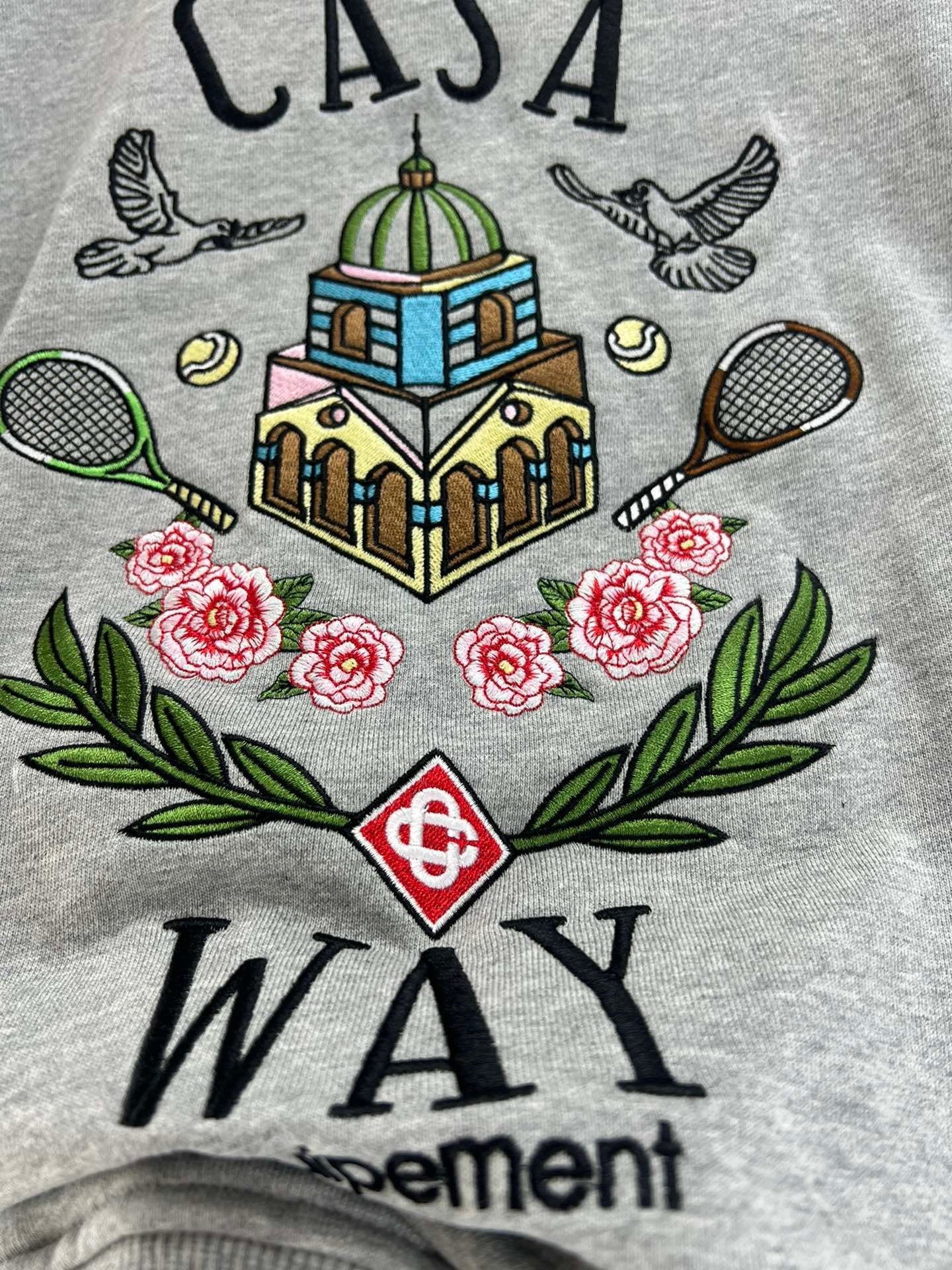 weißes und graues Sweatshirt