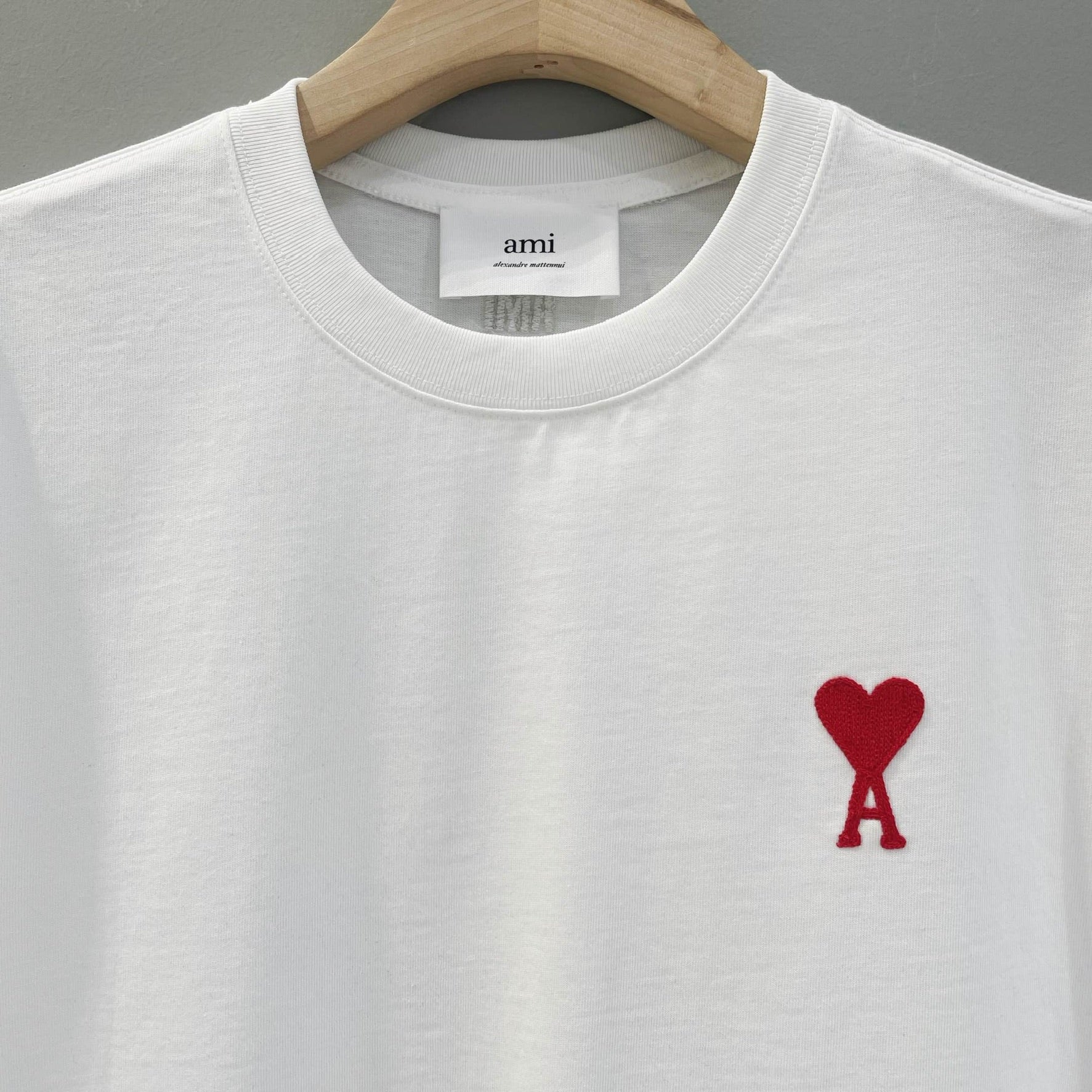 Weißes, schwarzes und graues T-Shirt