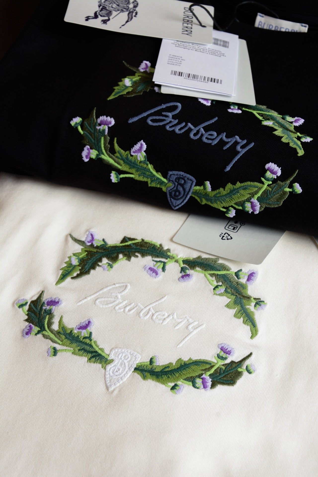 تي شيرت أبيض وأسود