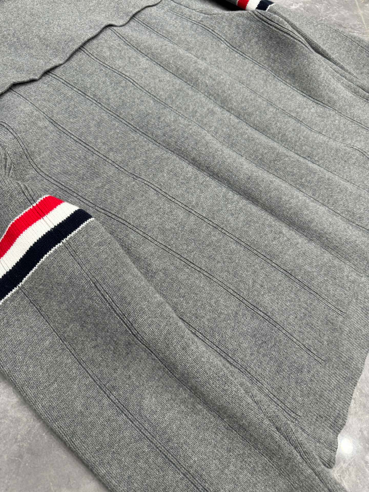 سترة متعددة الألوان