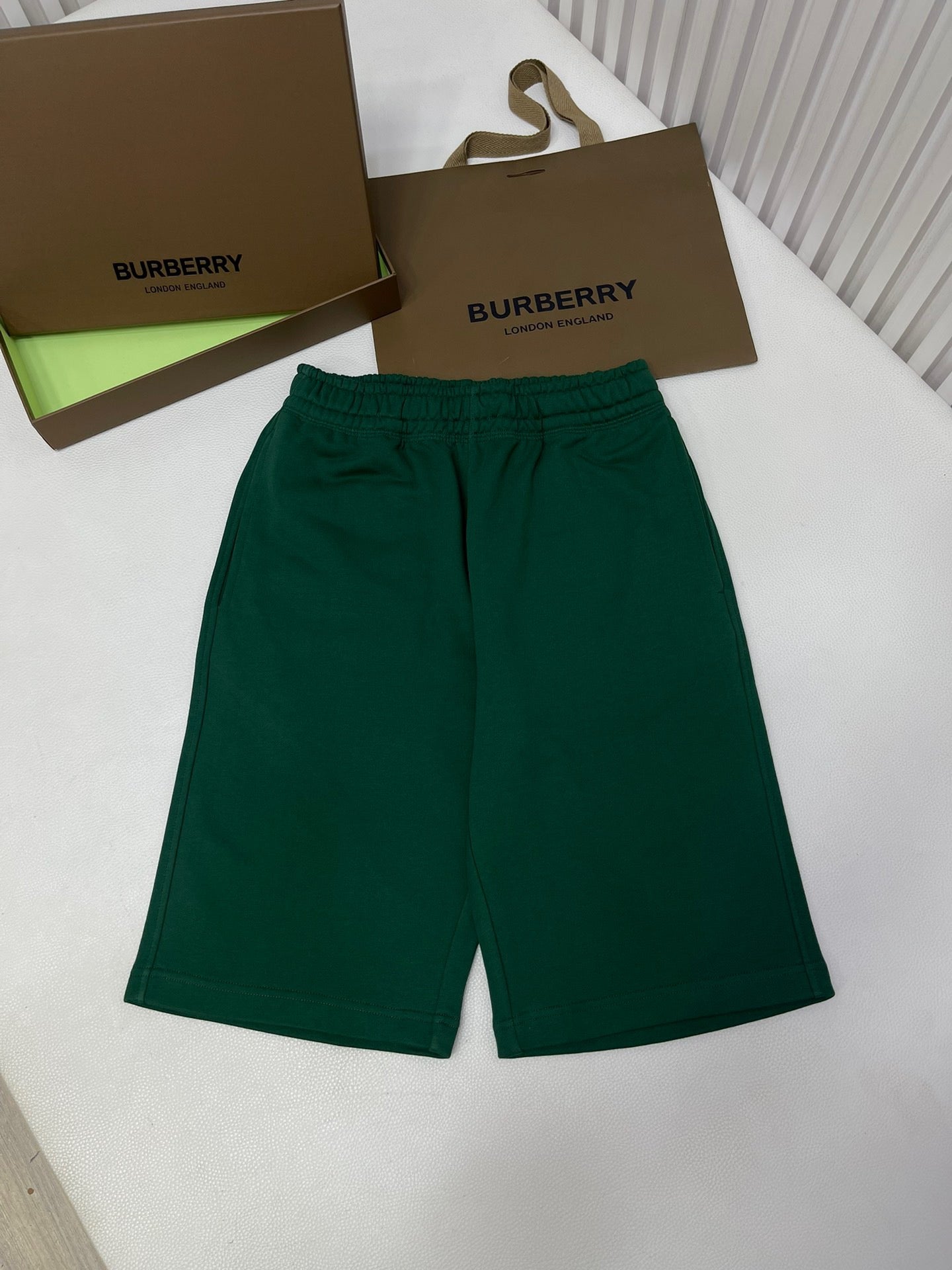 Schwarz, Weiß und Grün Short