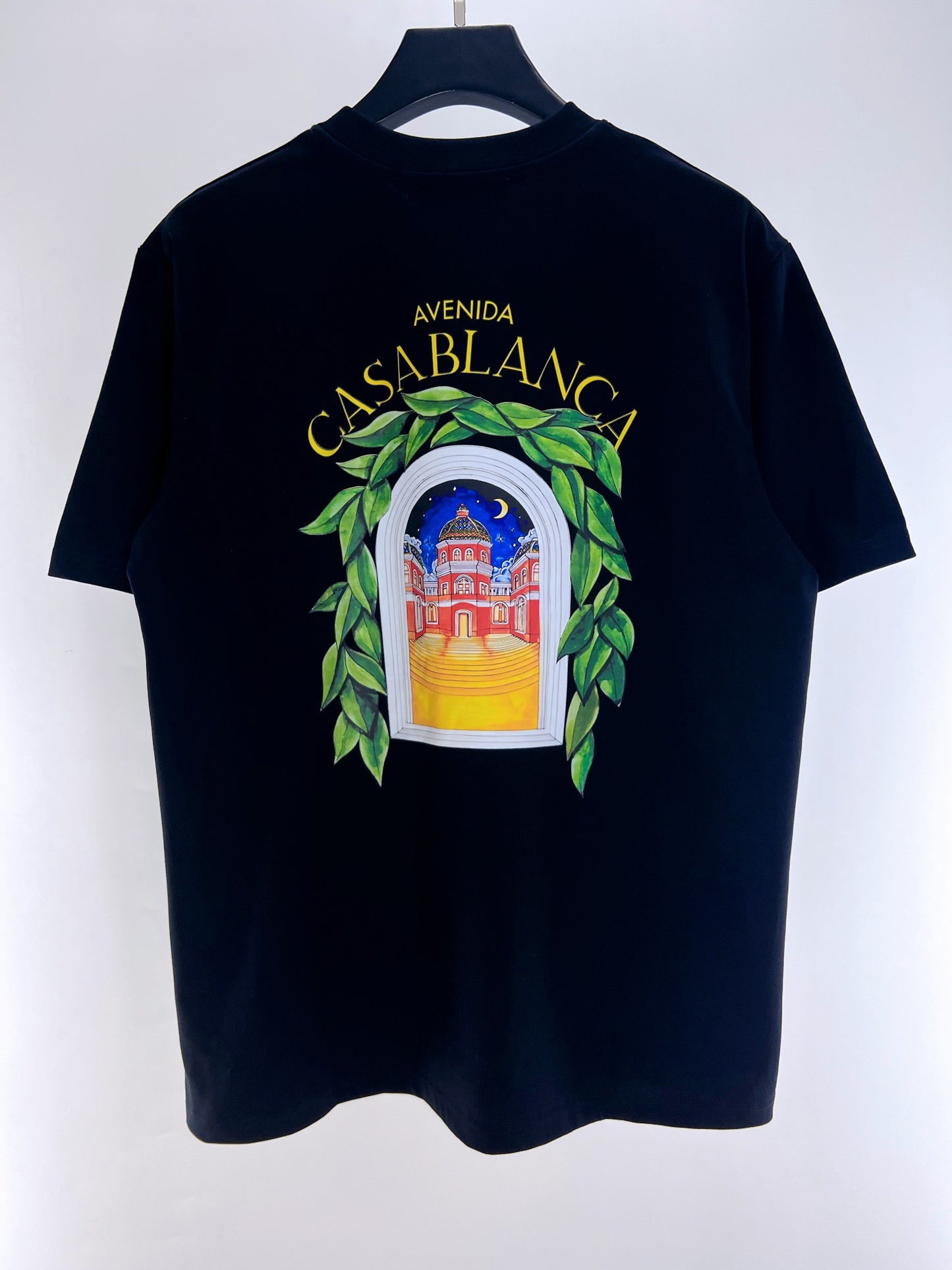 Camiseta azul y blanca