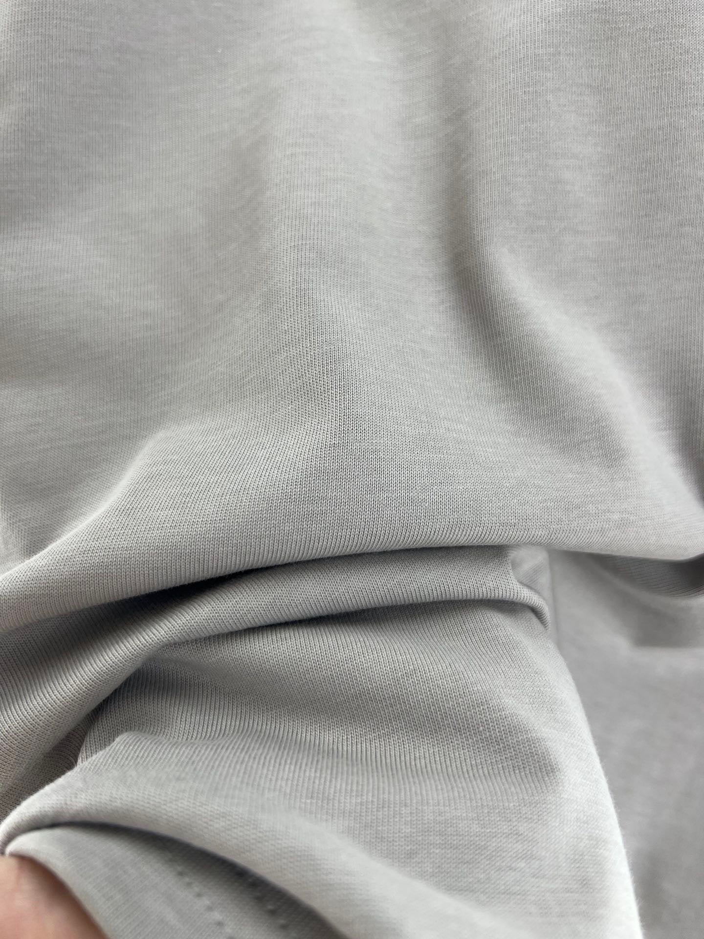 Graues und weißes T-Shirt
