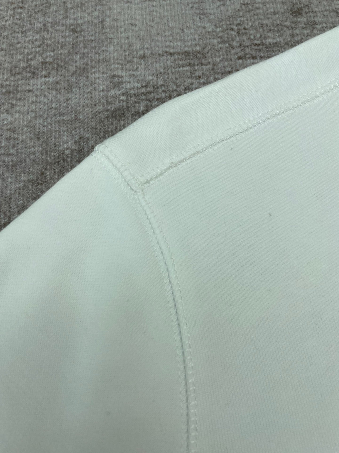 سويت شيرت أبيض وأسود