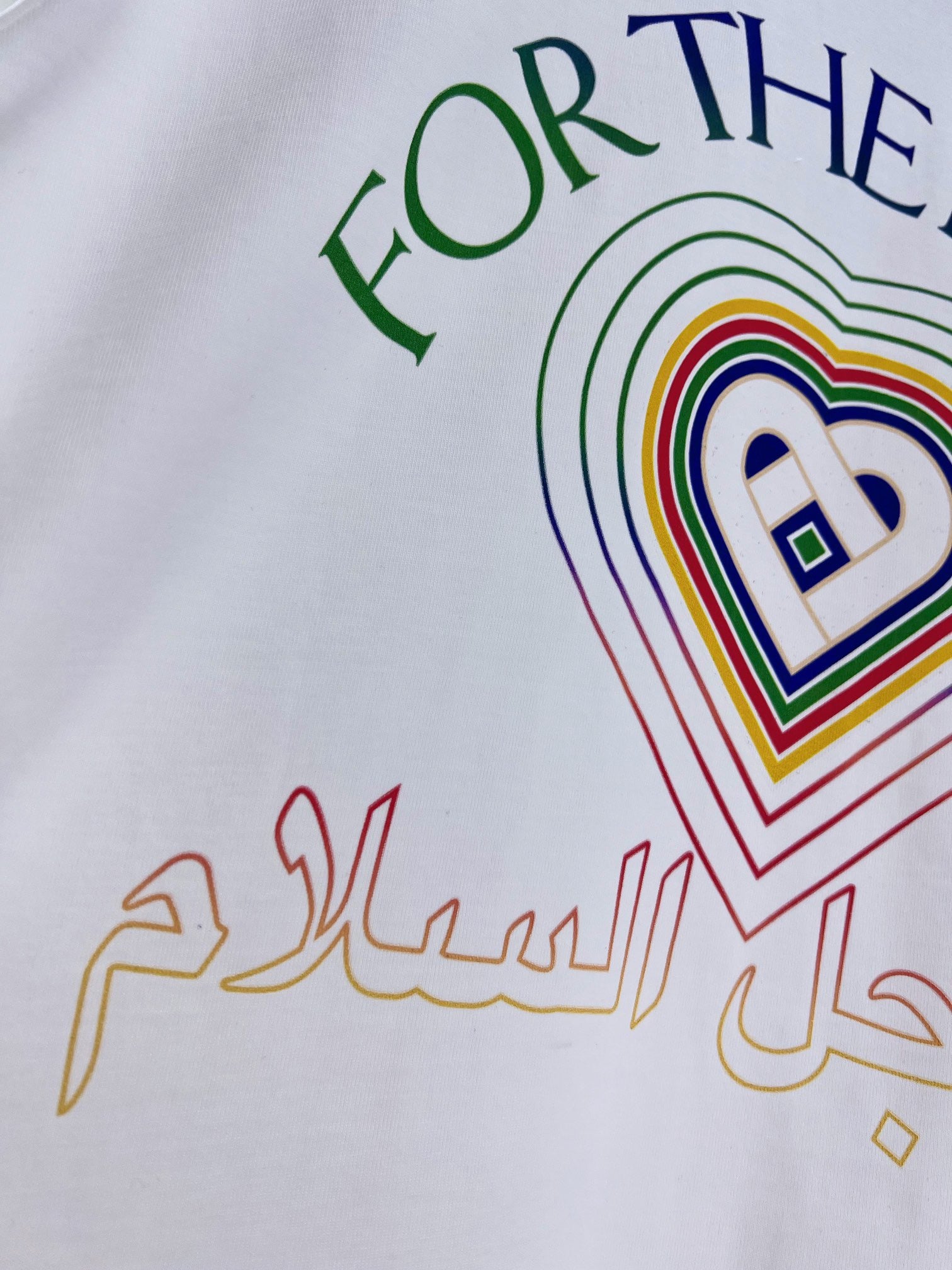 Weißes und blaues T-Shirt