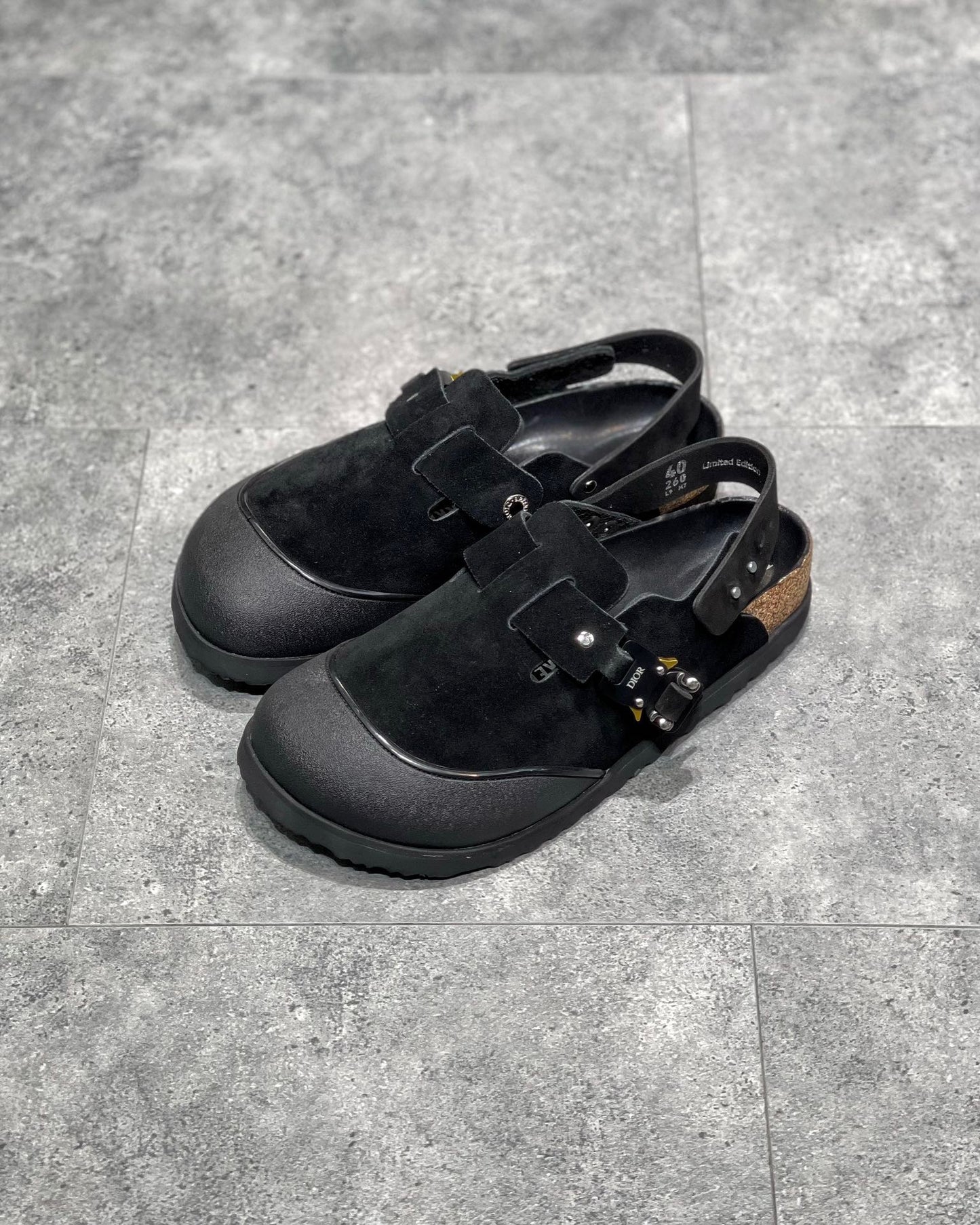 أحذية باللون الأسود والرمادي والأبيض العاجي