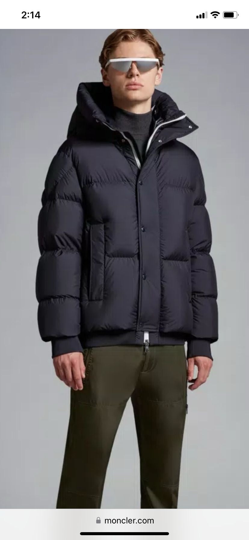 Schwarze, blaue und weiße Jacke