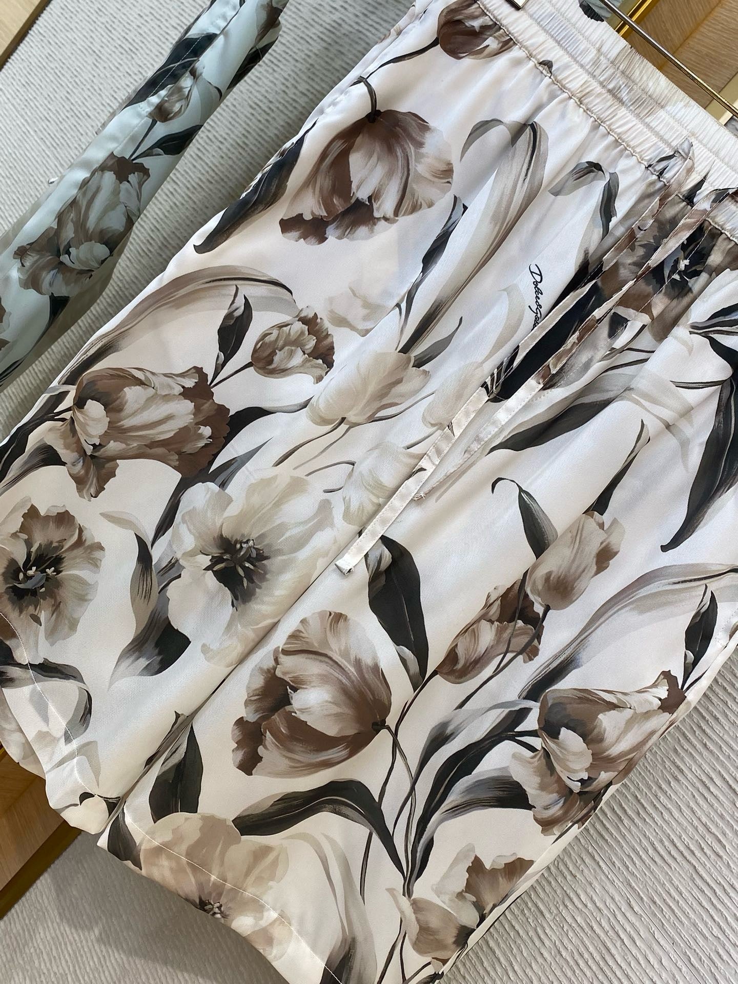 Mehrfarbiges T-Shirt mit Shorts