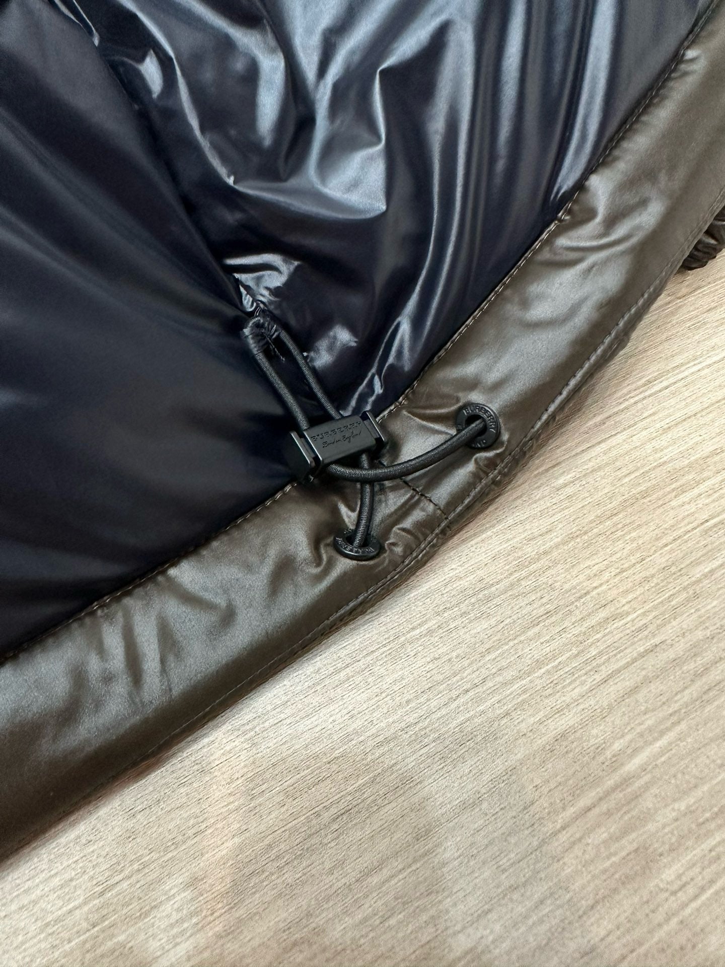 Schwarze und dunkelblaue Jacke