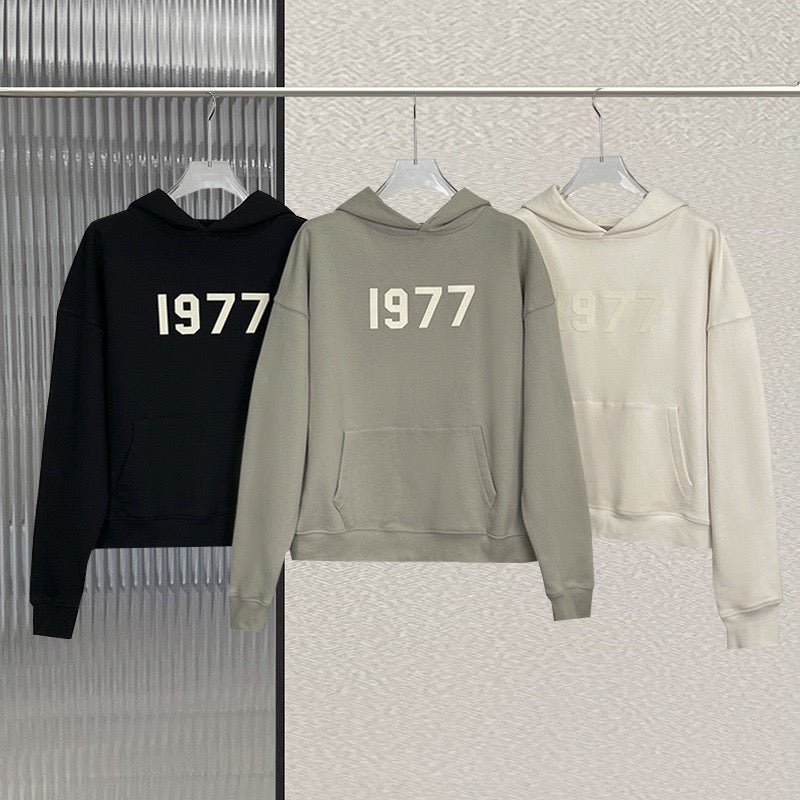 Schwarzer, grauer und weißer Kapuzenpullover