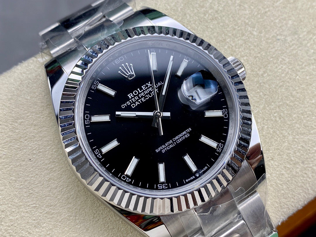 Weiß-schwarze Uhr