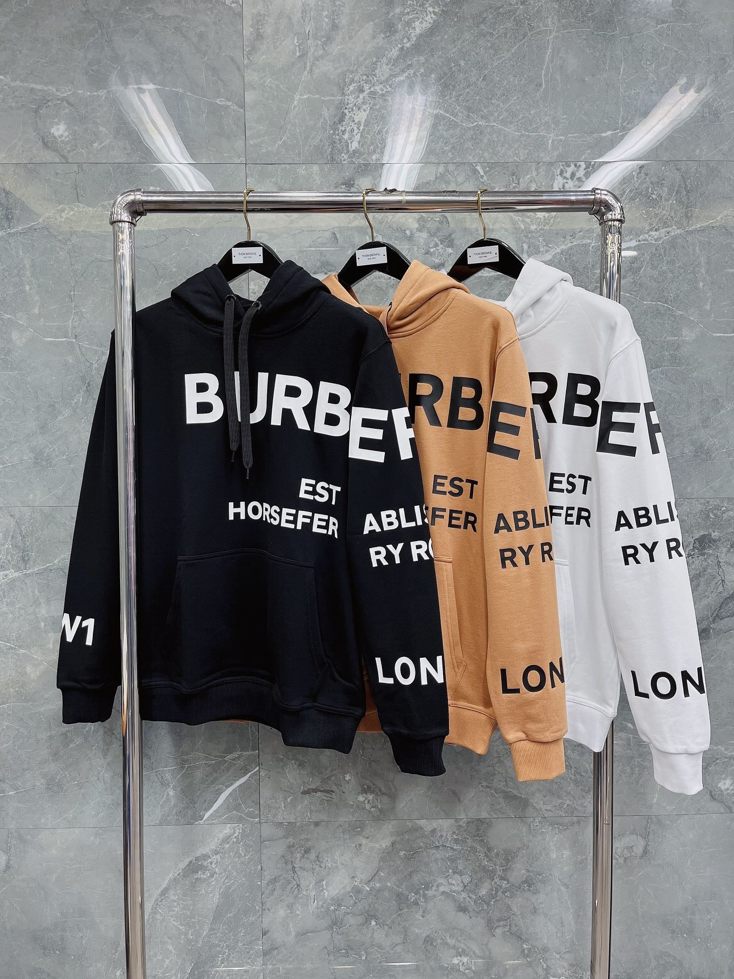 هودي أسود وبرتقالي فاتح وأبيض