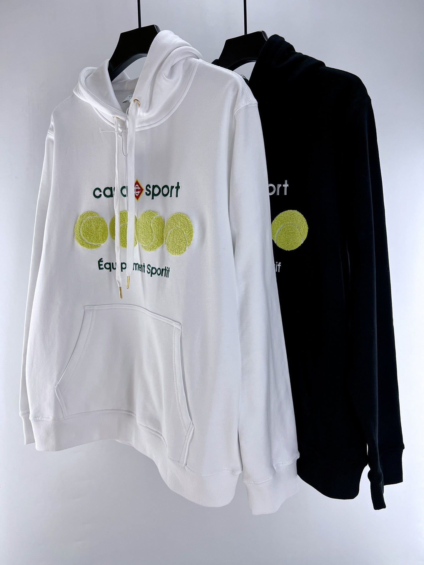 Schwarz-weißer Kapuzenpullover
