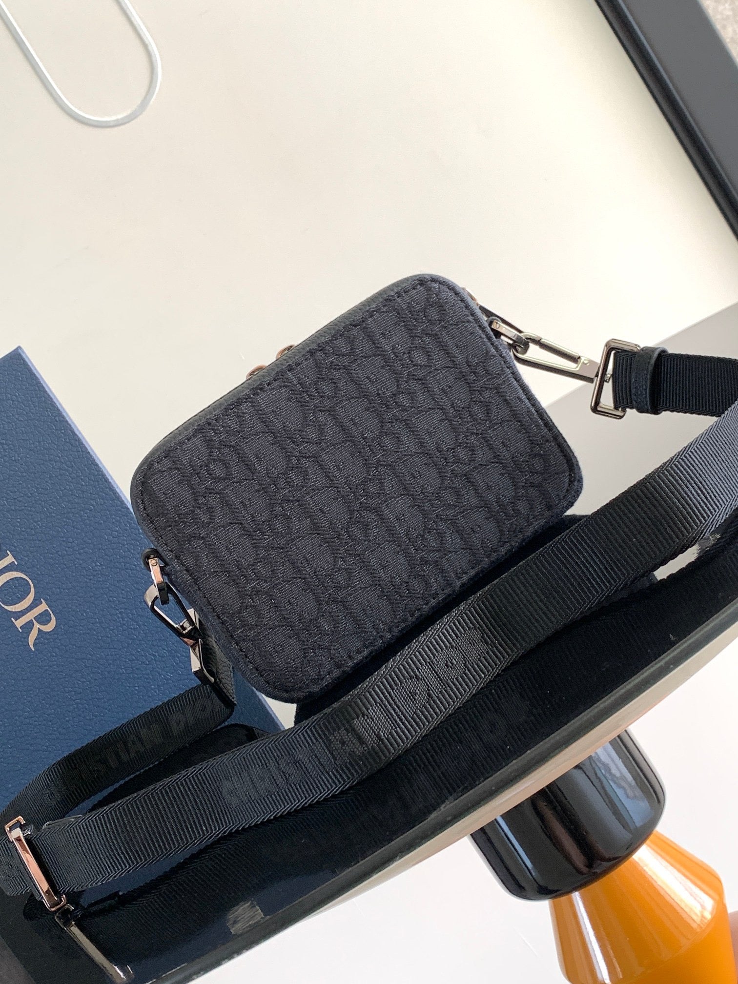 Aprikosen- und schwarze Tasche