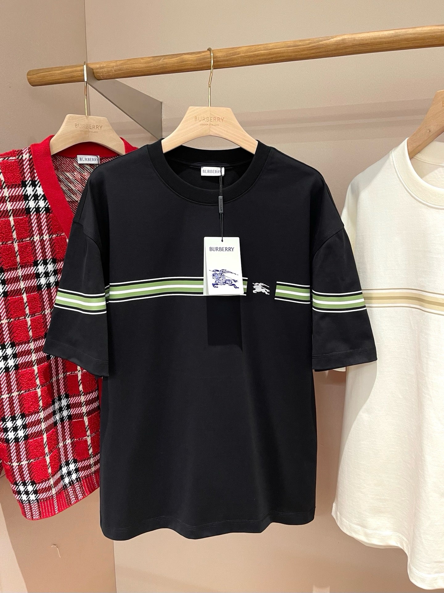 Schwarz-weißes T-Shirt