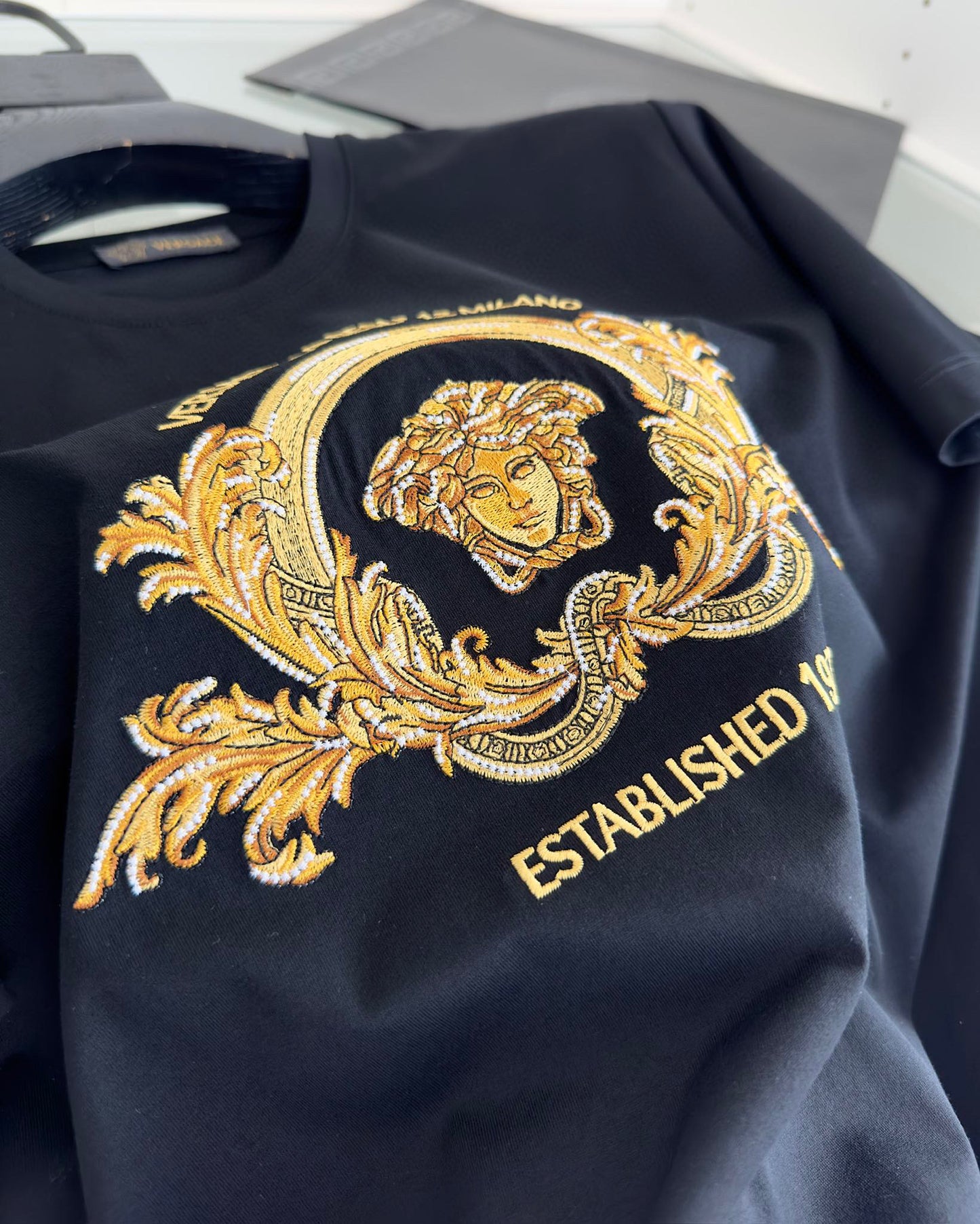 Schwarz-weißes T-Shirt