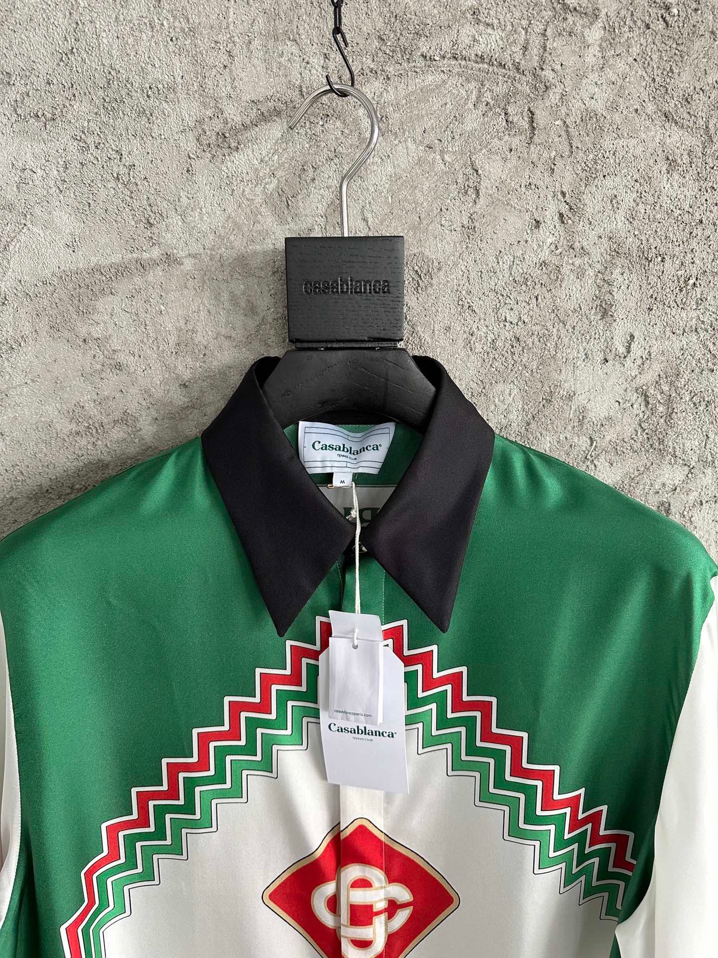 قميص متعدد الألوان