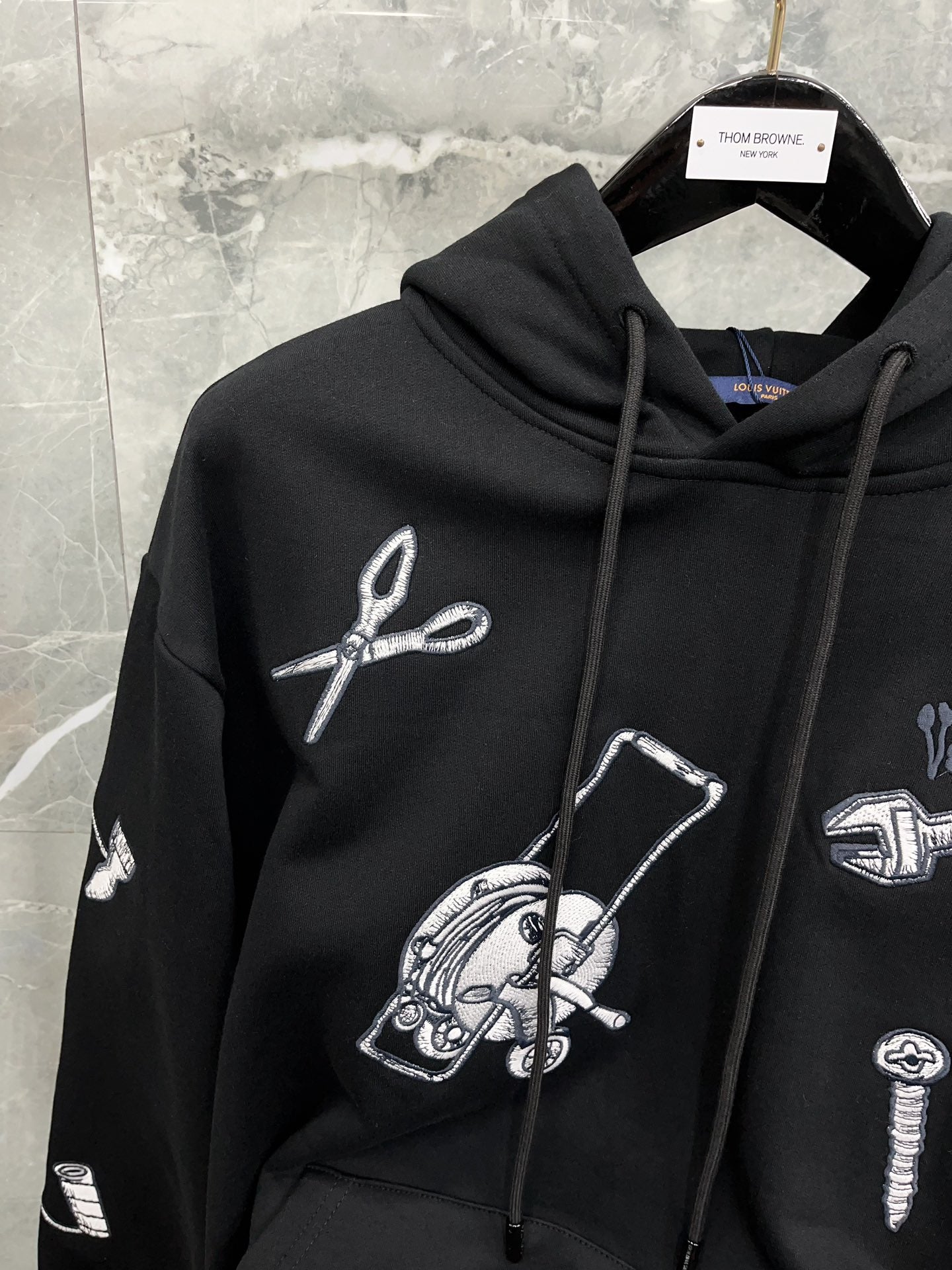 جارزة سوداء بقبعة شتوية