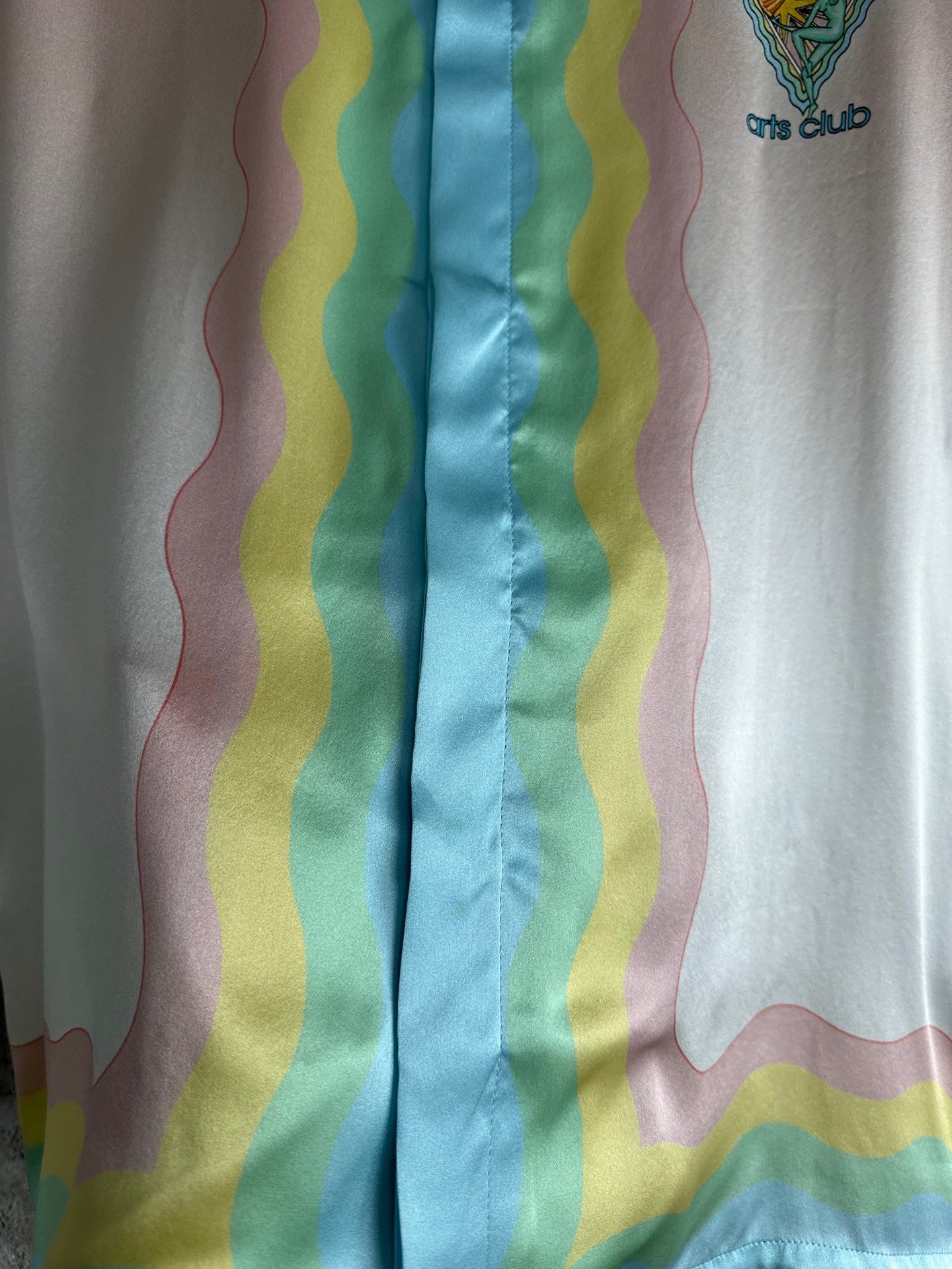 قميص متعدد الألوان