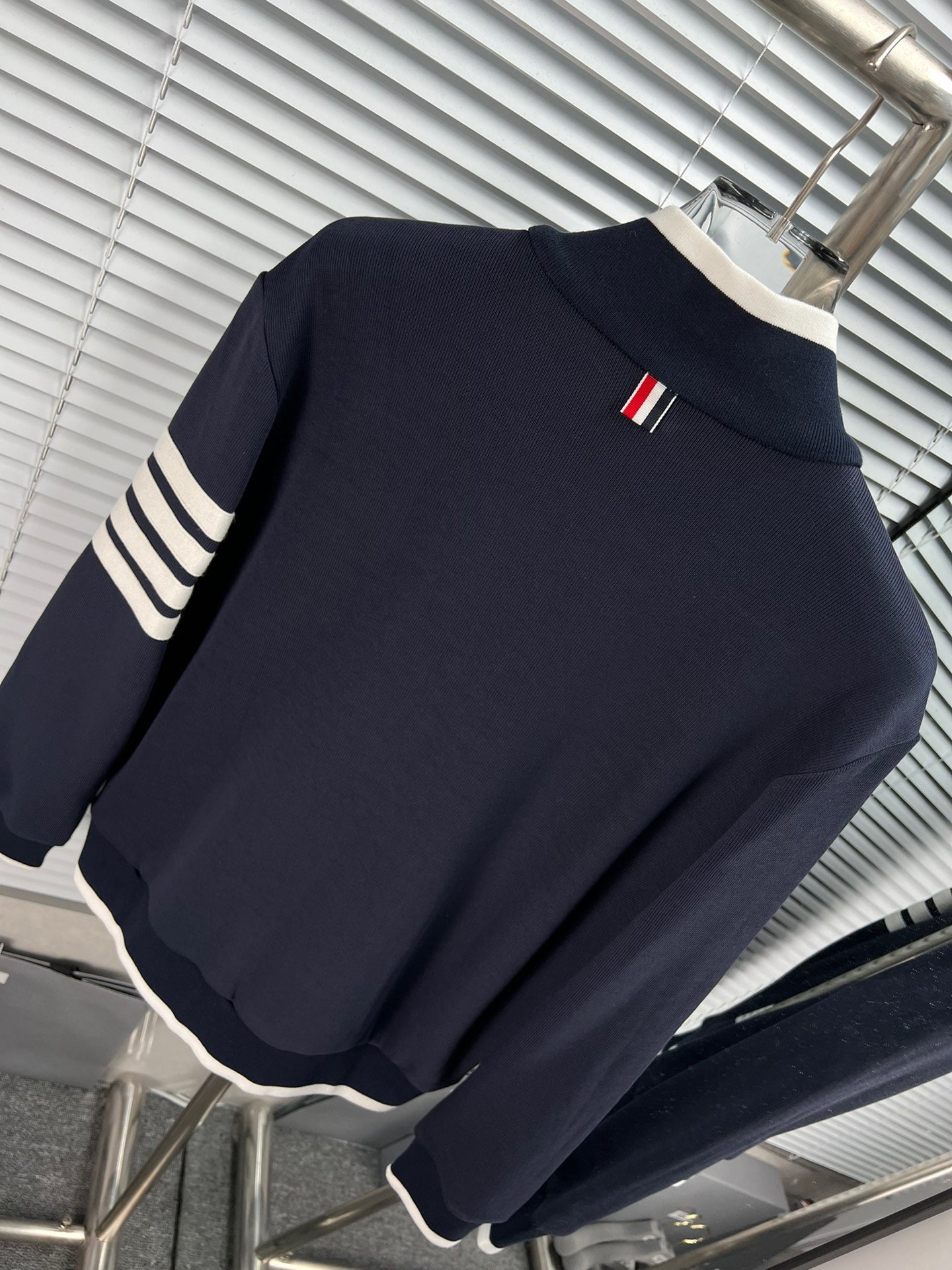 سترة سوداء وزرقاء داكنة