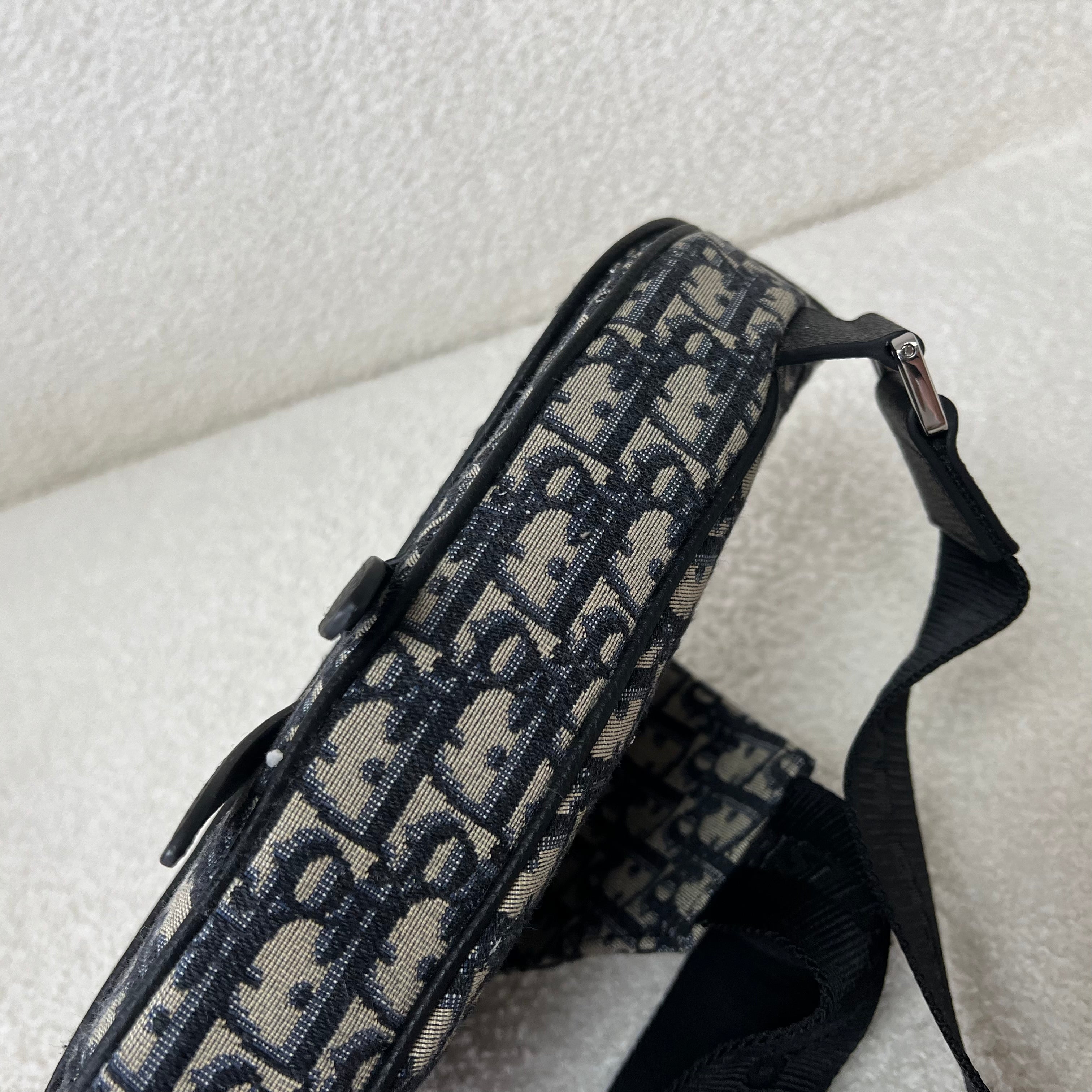 Blaue und schwarzgraue Tasche