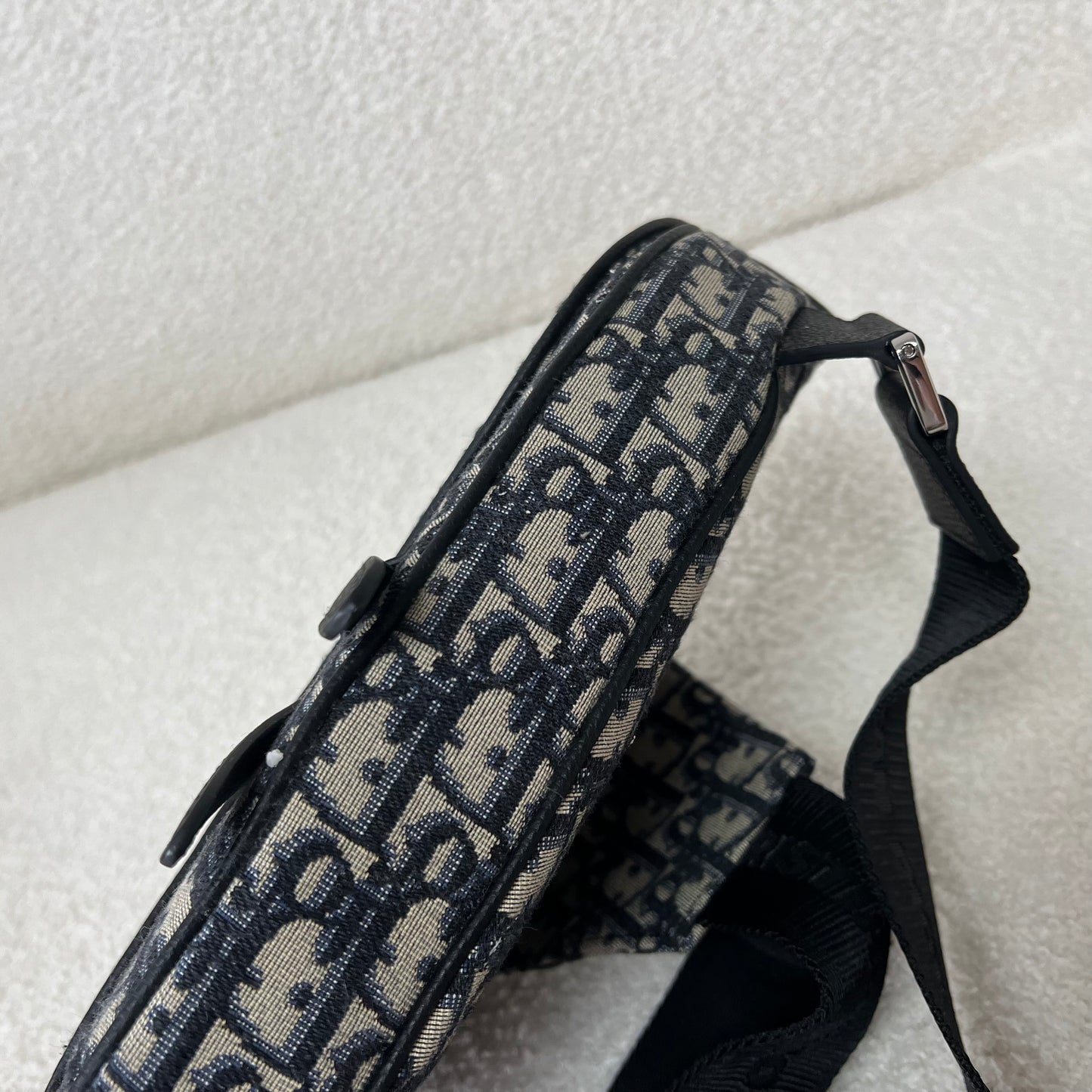 Blaue und schwarzgraue Tasche