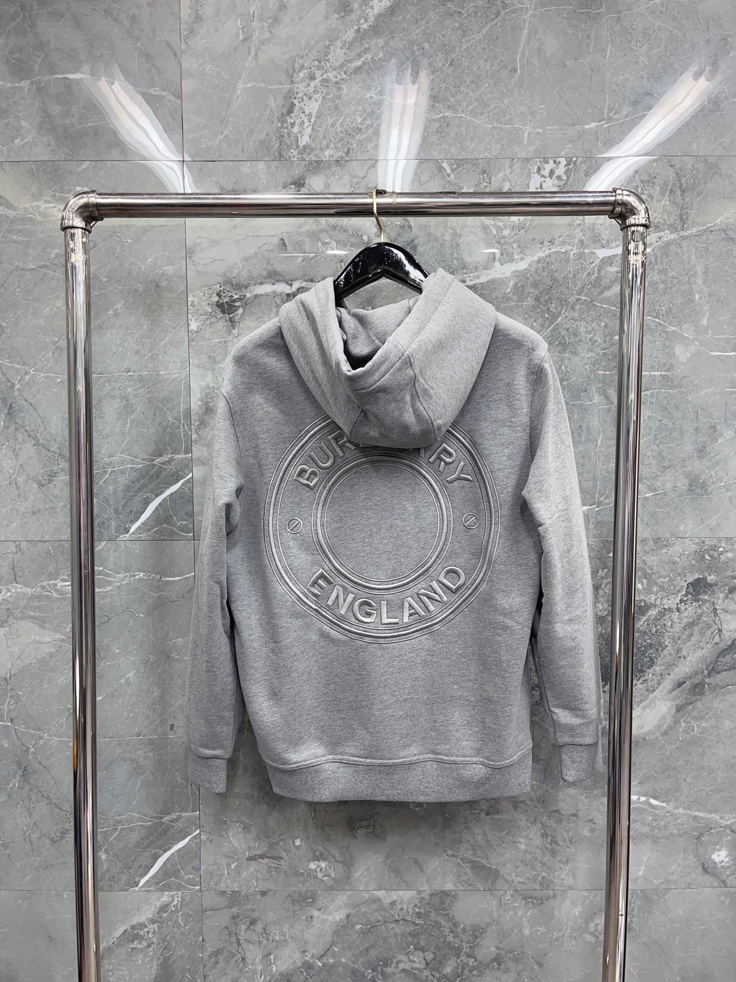 Schwarz-grauer Kapuzenpullover