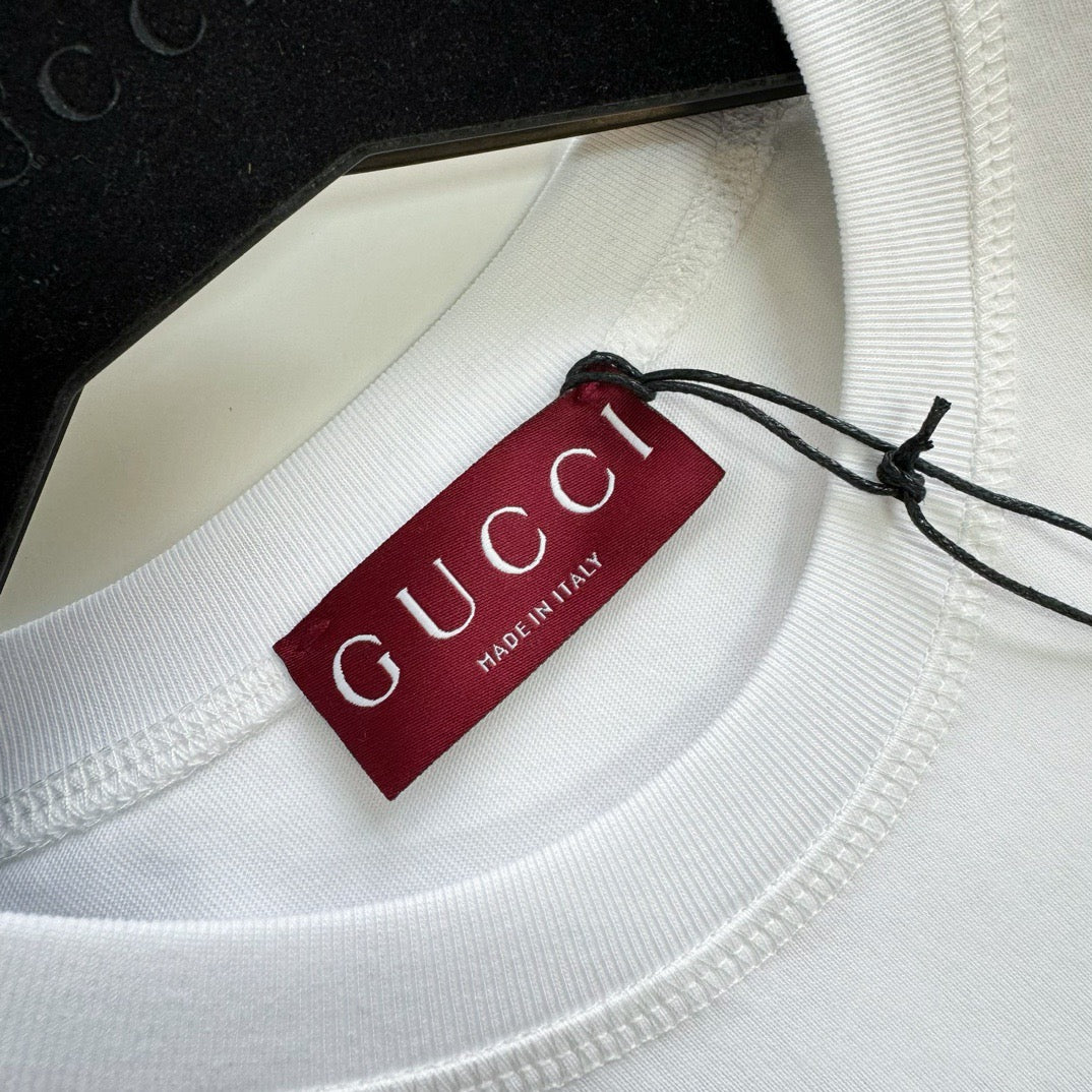 weißes T-Shirt