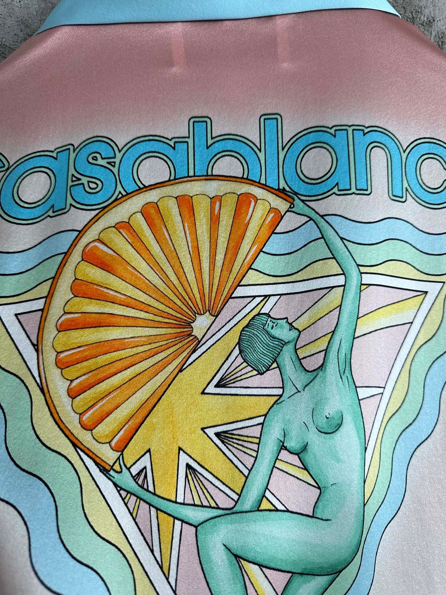 قميص متعدد الألوان