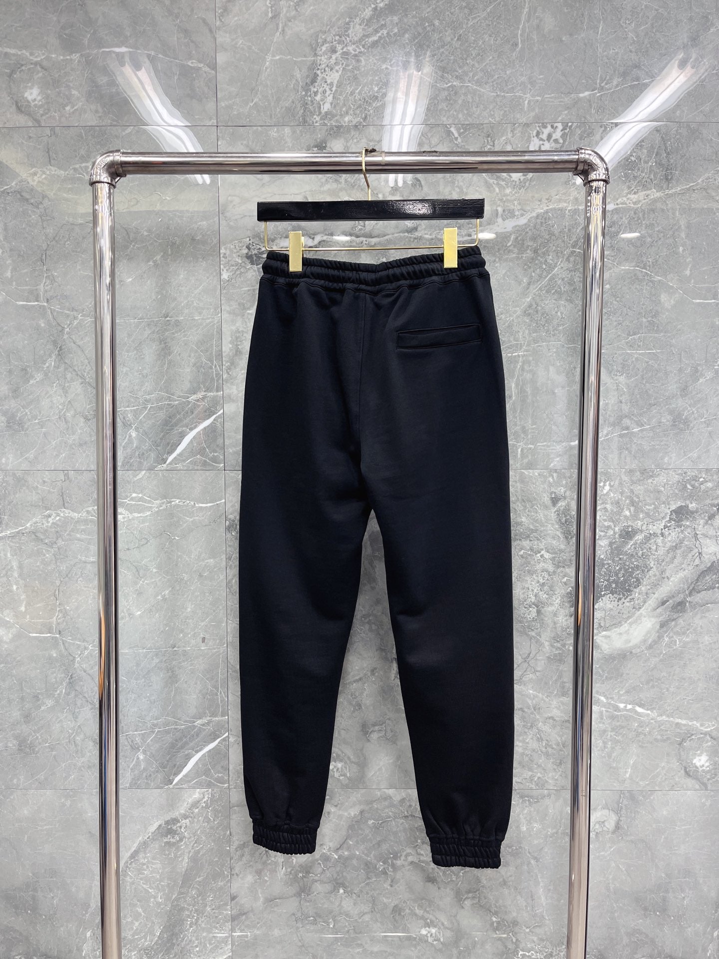 Schwarze, blaue und graue Hose