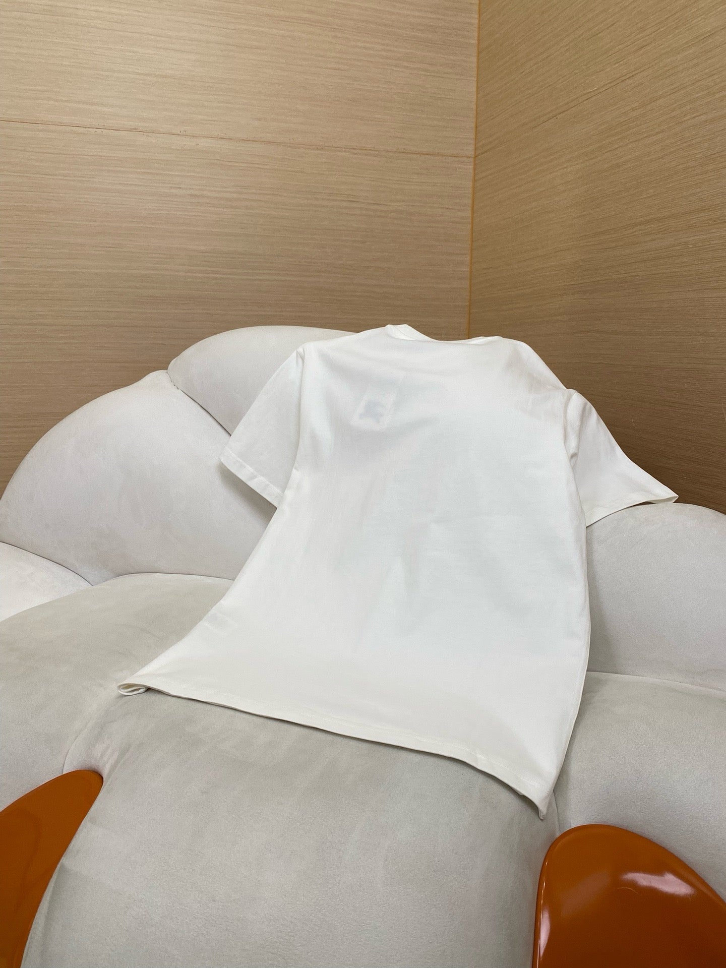 Grün-weißes T-Shirt