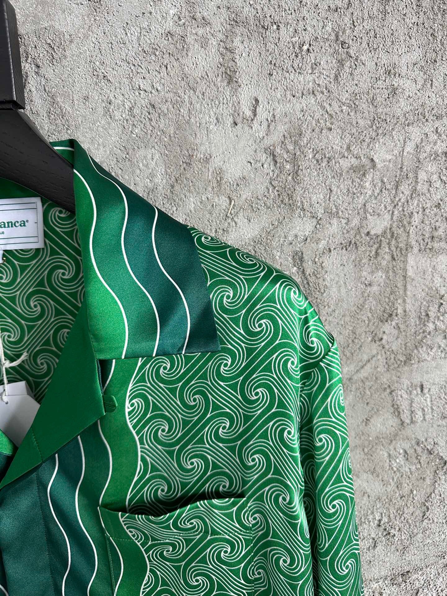 قميص متعدد الألوان